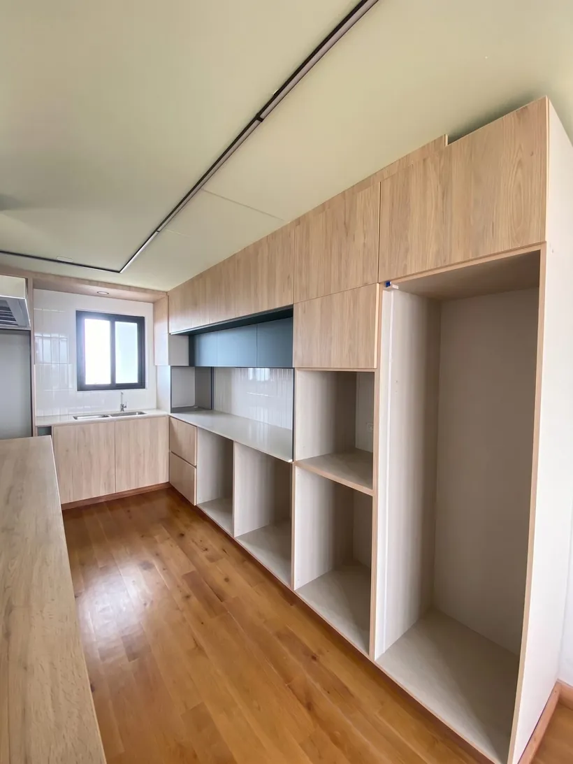 Alacena a la medida en madera clara con entrepaños abiertos en Tijuana