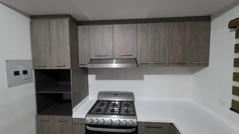 Cocina integral gris moderna en forma de U en Tijuana