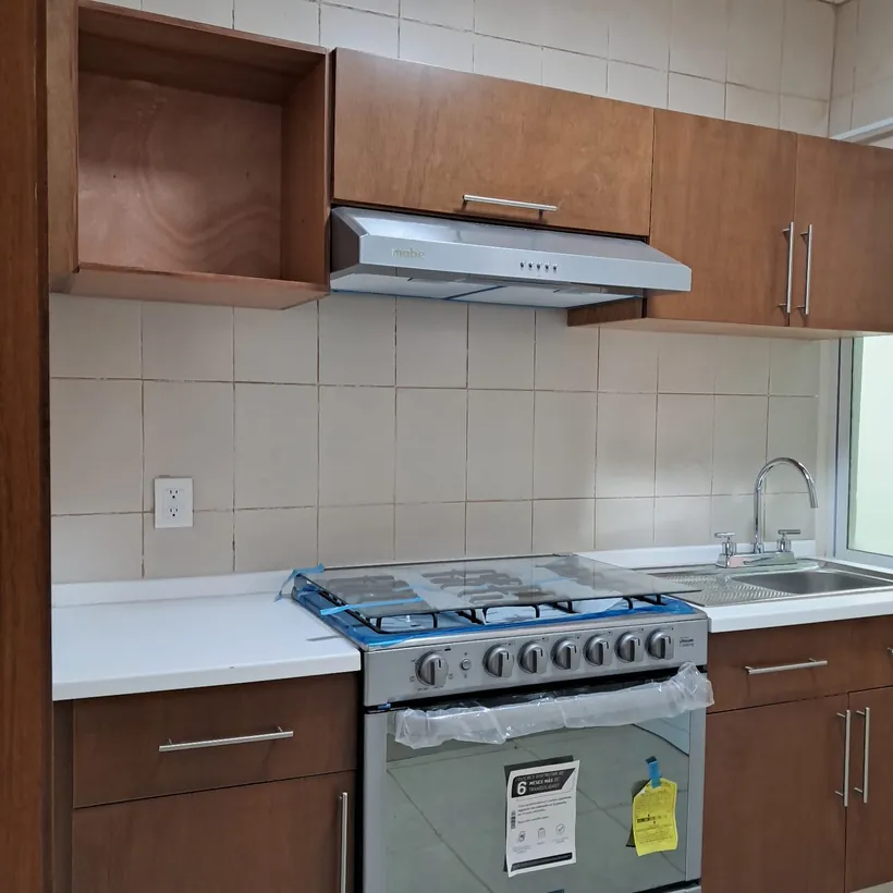 Cocina integral clásica de madera con campana en Tijuana
