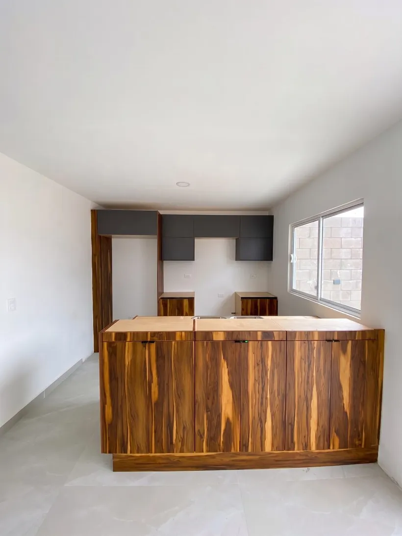 Cocina con isla de madera y muebles superiores en gris fabricada a la medida en Tijuana