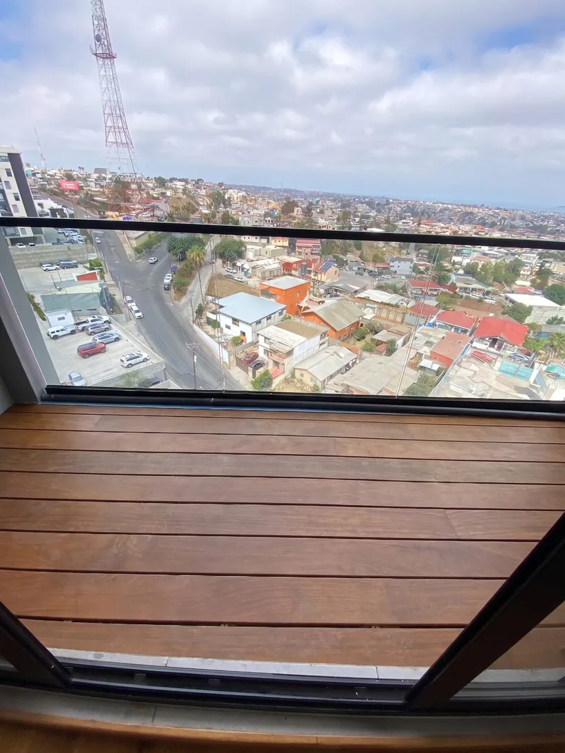 Deck de madera para terraza instalado en exterior en Tijuana