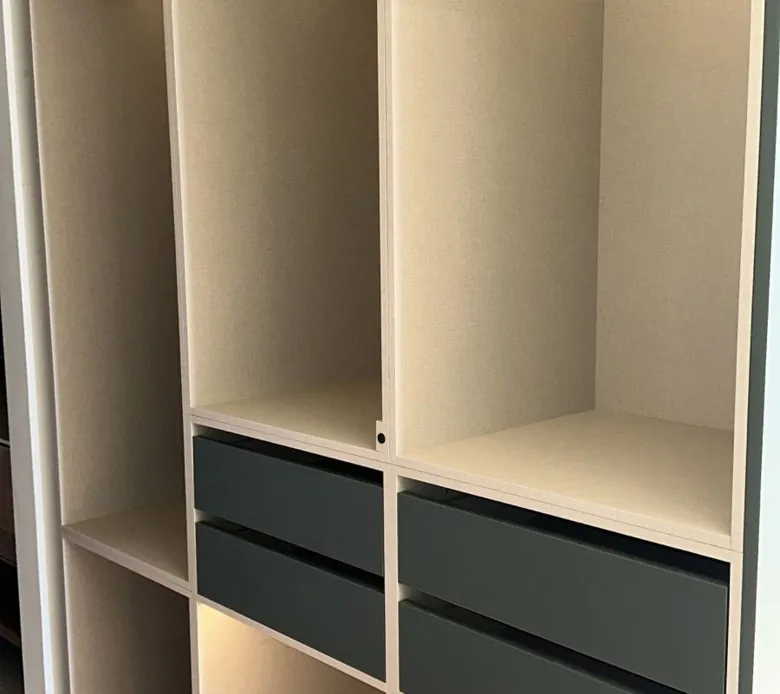 Interior de closet a la medida con cajones y acabado textura lino en Tijuana