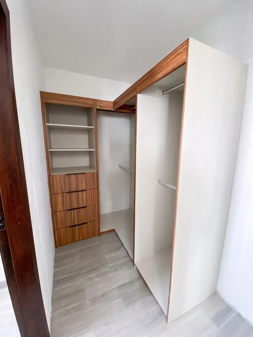 Walking closet blanco con cajonera de madera fabricado a la medida en Tijuana