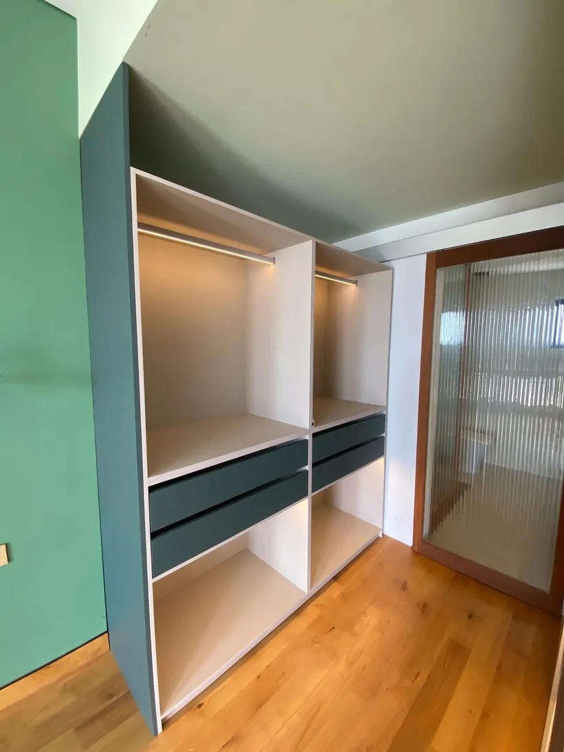 Walking closet con entrepaños y cajones a la medida en Tijuana