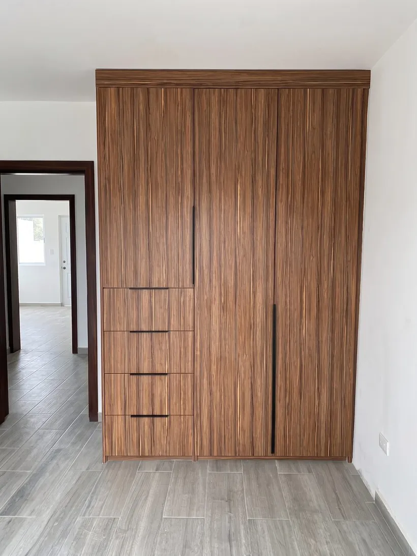 Armario de madera de piso a techo visto desde la habitación
