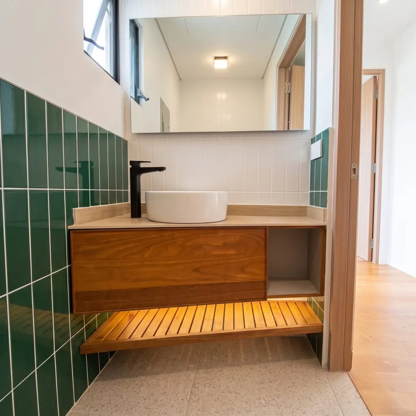 Lavabo sobre cubierta de madera con repisa de tablilla inferior