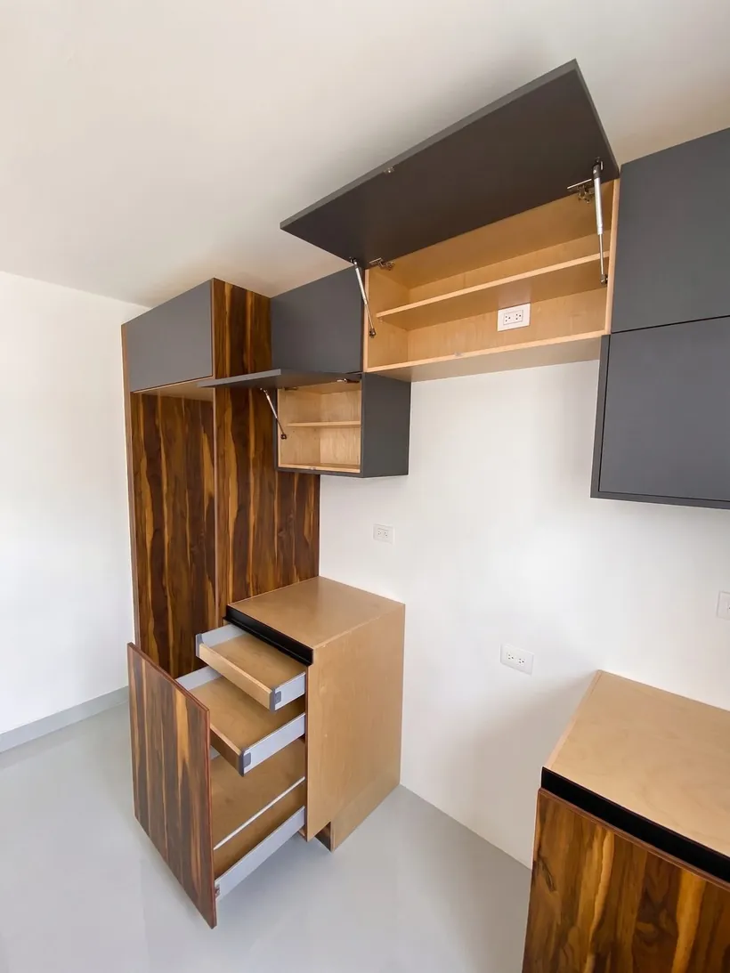 Detalle de cajonería y herrajes de la alacena a la medida