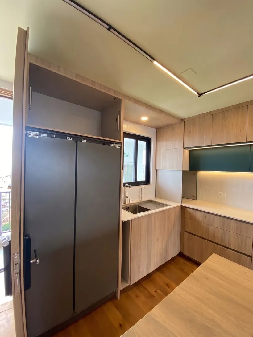 Muro de cocina con refrigerador empotrado y cubierta de trabajo