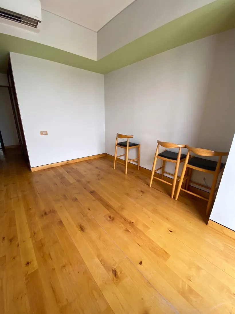 Piso de madera instalado en habitación, vista hacia el muro de acento