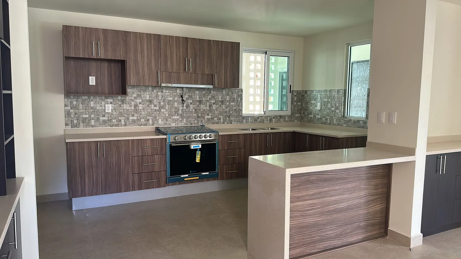 Cocina integral moderna de melamina color nogal en Tijuana