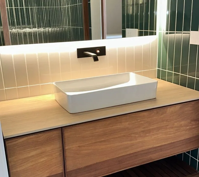 Mueble de baño de madera parota en Tijuana