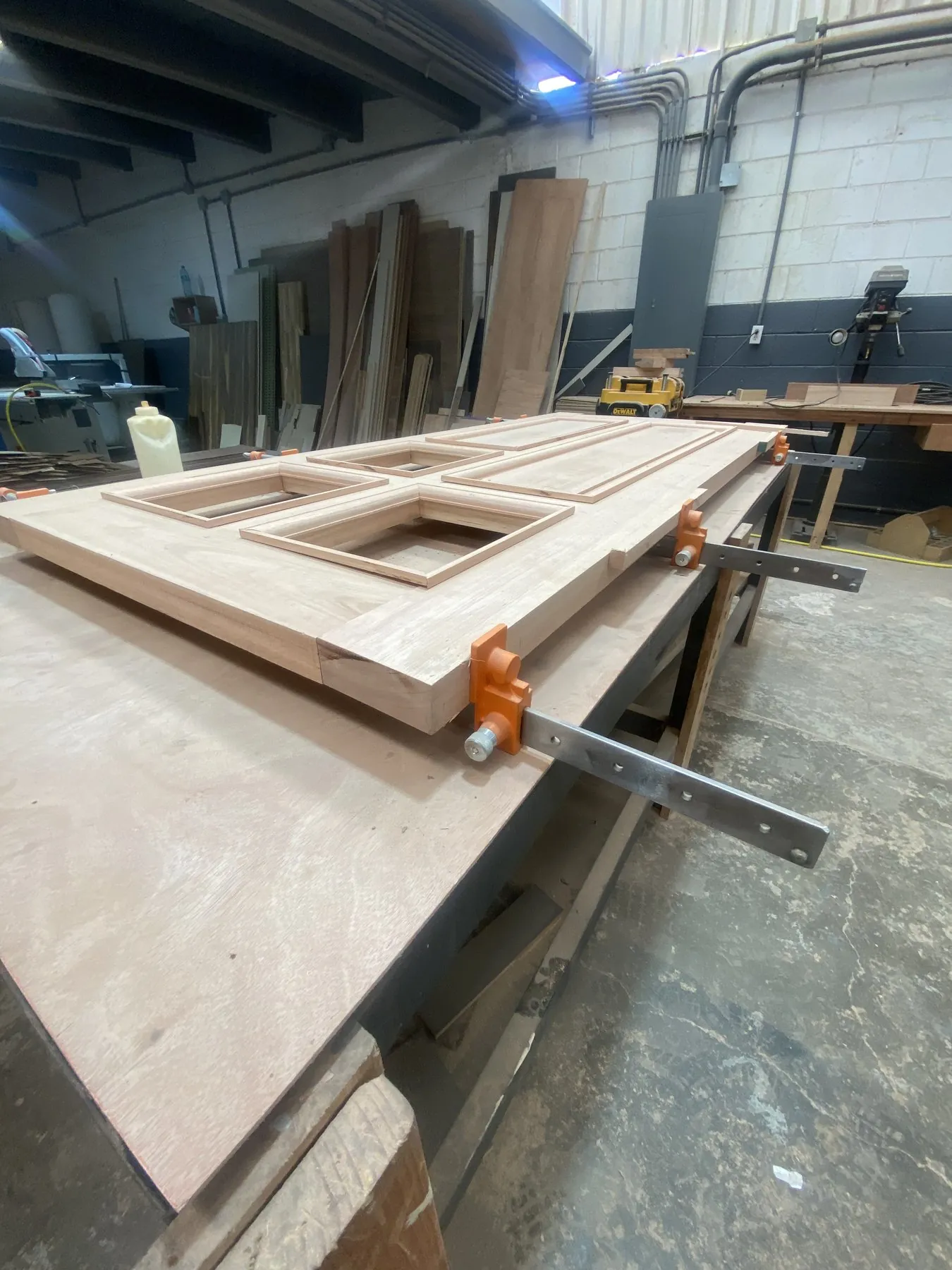 Puerta de madera armada y prensada sobre la mesa de trabajo