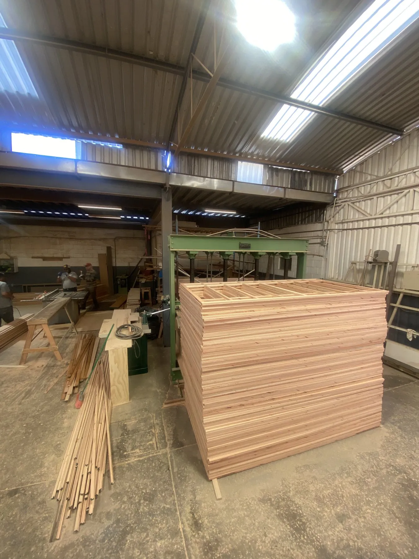 Tableros de madera apilados en el taller de Tecuan Kitchens