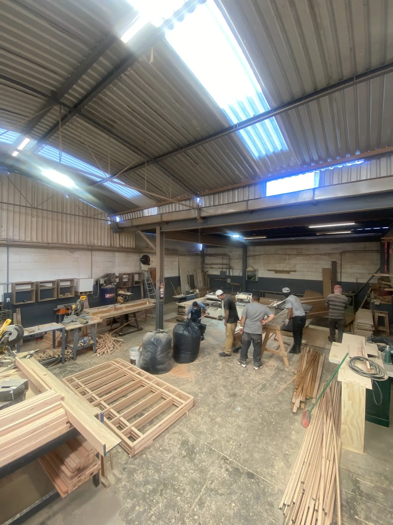 Carpinteros trabajando entre marcos de puerta en el taller