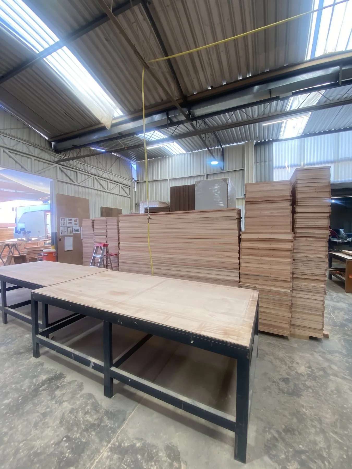 Mesas de trabajo y material en el taller de Tijuana